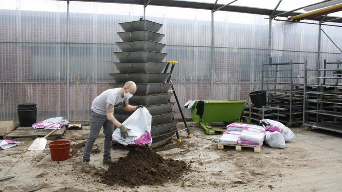 Le port du masque et des gants sont obligatoires pour les agents dans la serre. © L. Hespel
